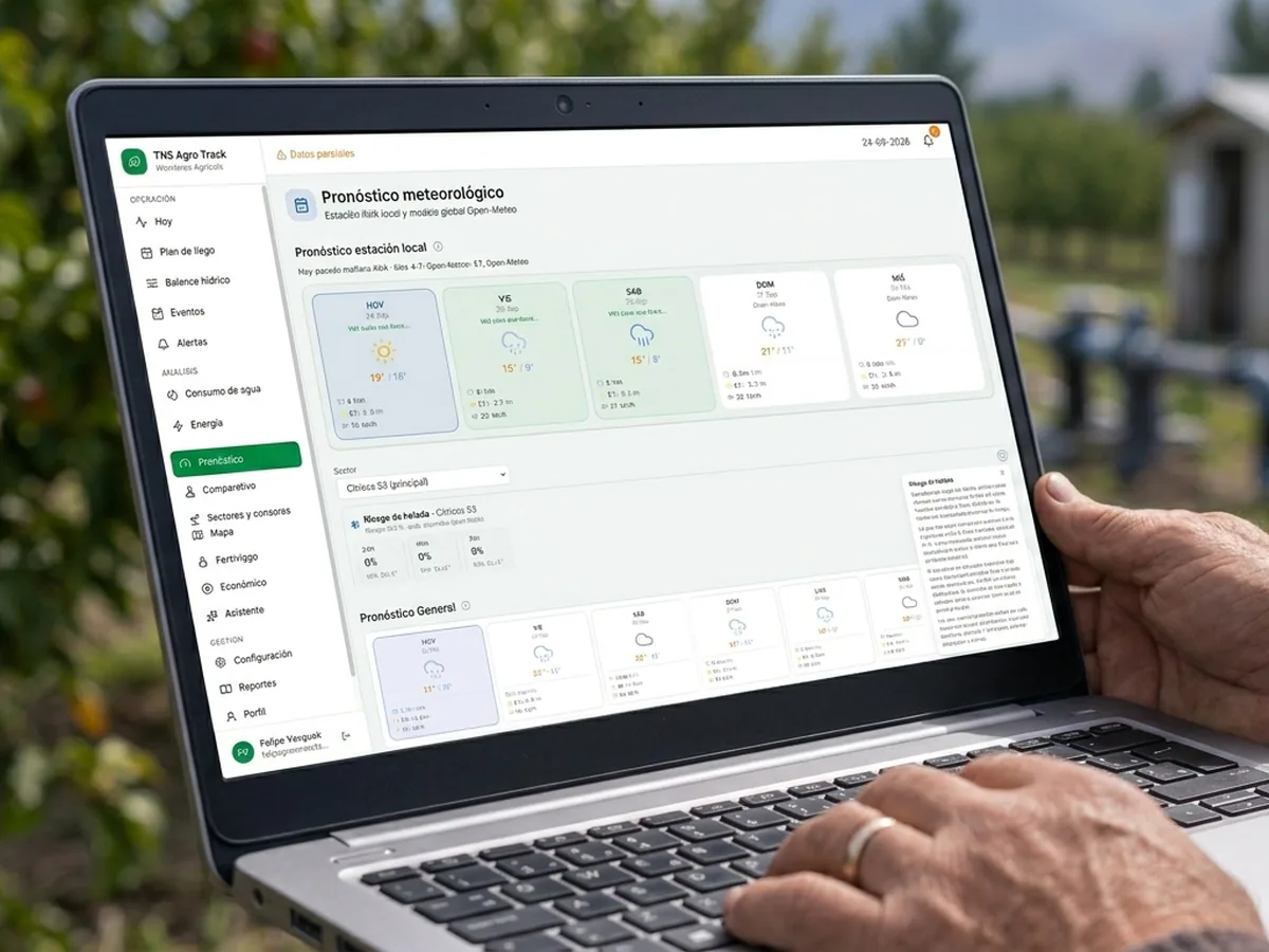 Portátil en el predio muestra Agro Track en Pronóstico meteorológico, con tarjetas de días y riesgo de helada.