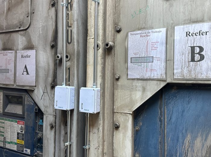 Contenedores refrigerados A y B con los sensores de Cool Track instalados en su exterior.