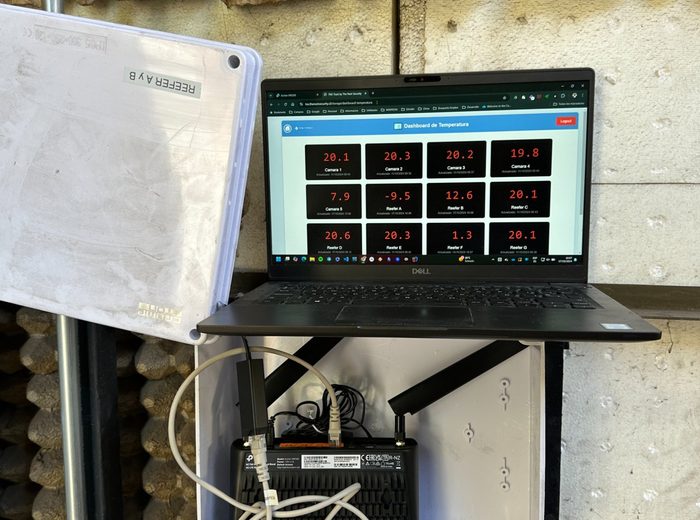 Notebook en terreno con el panel de temperaturas de los contenedores refrigerados.
